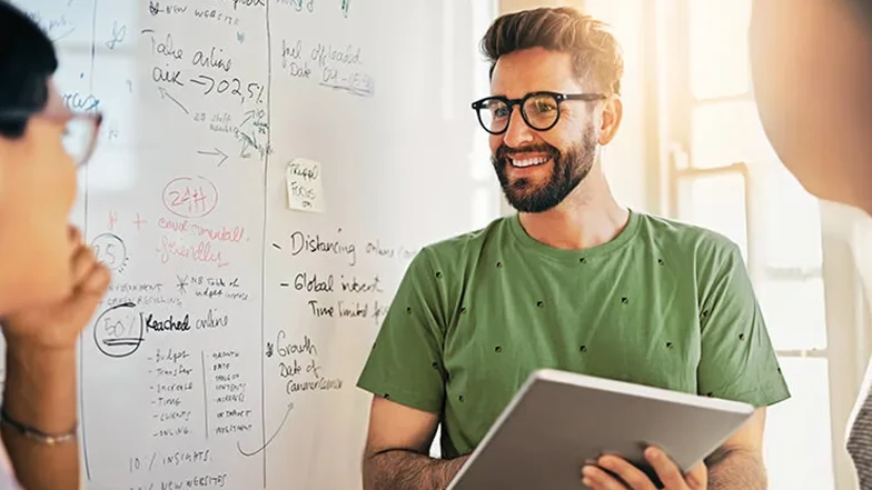 hombre explicando la planificación de capacidad