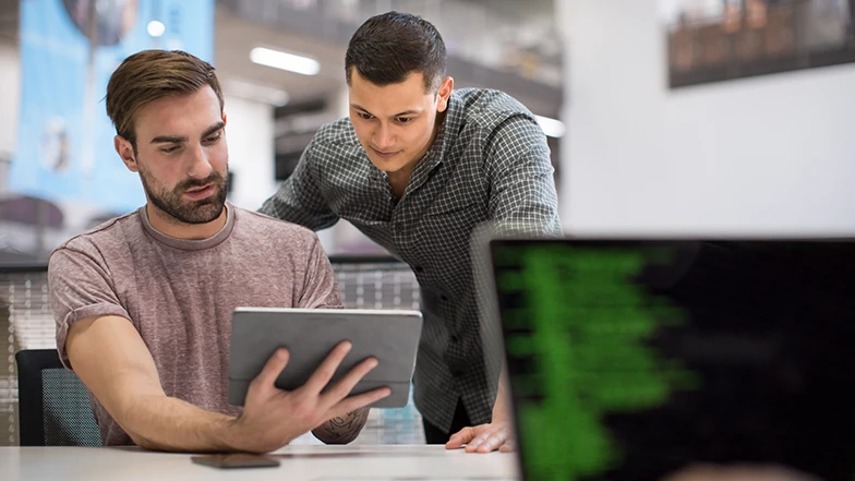 hombres mirando una tableta