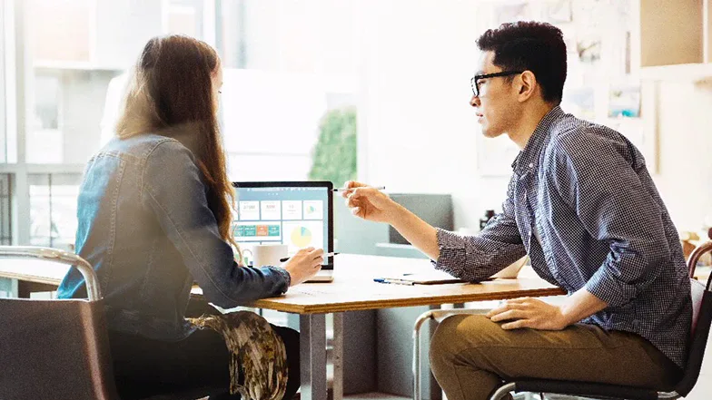 equipo realizando una evaluación de desempeño