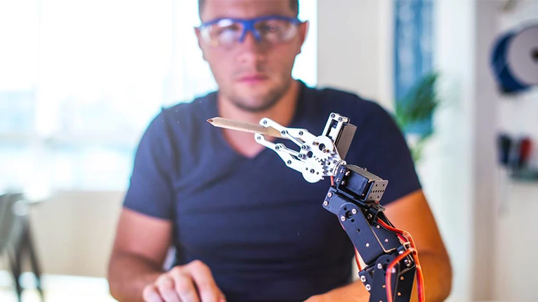 hombre presentando un concepto de prueba en robótica