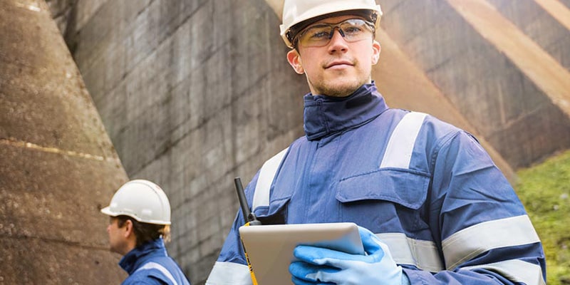 ヘルメットをかぶった男性