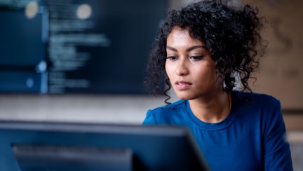 オフィスでモニターを見ている人